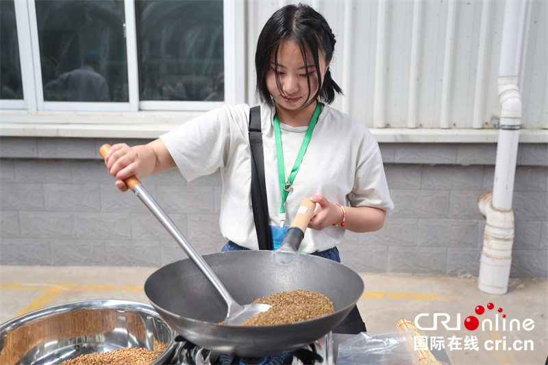 探中藥之源看窯變萬千日本青少年走進許昌禹州_fororder_日本學生體驗炒制藥材